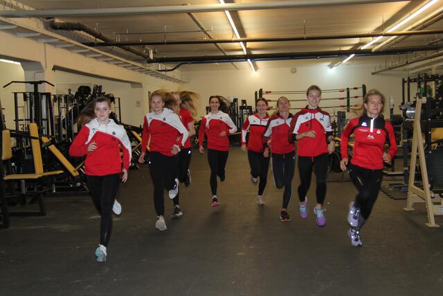 Annika, Sigata, Chiara, Diana, Livia, Isabell, Natascha und Jana auf der neuen Indoor-Laufstrecke im Amstettner Energy-Fitness-Studio.