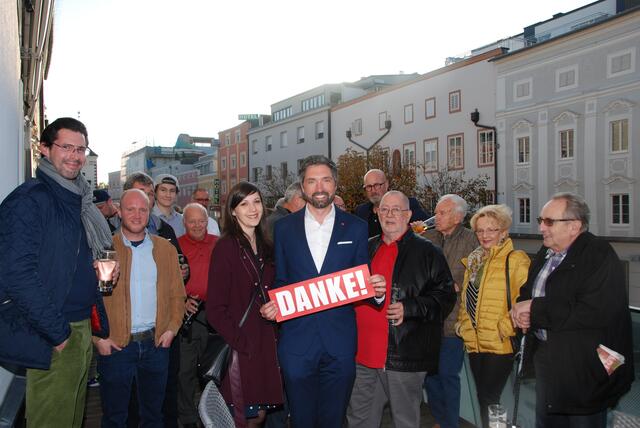 Der neu gewählte Bürgermeister Peter Schobesberger (Mitte) mit seiner Lebensgefährtin Magdalena Spießberger bei der Wahlparty.