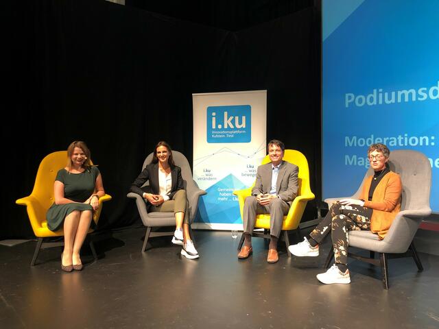 Moderatorin Jasmin Hrdina (TT) führte gemeinsam mit Lydia Sedlmayr (Novartis), Robert Ranzi (Standortagentur Tirol) und Ursula King („fit2work“) (v.l.) eine angeregte Podiumsdiskussion im Kultur Quartier Kufstein.