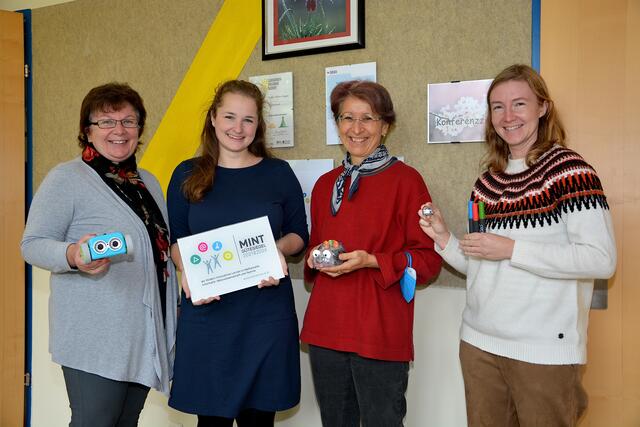 Freut sich über das Gütesiegel: das Team der VS Großsteinbach, um Volksschuldirektorin Carmen Lienbacher (2.v.l.)