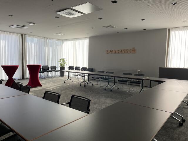 Der große Besprechungsraum der Sparkasse Mürzzuschlag im zweiten Stock samt Dachterrasse.