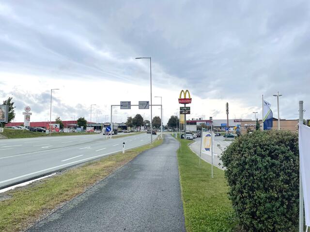 Die Westeinfahrt zur Grazer Straße ist eine beliebte Einkaufsmeile. Rund um den Kreisverkehr gibt es auch viel Kulinarisches zu entdecken. | Foto: Elisabeth Kloiber