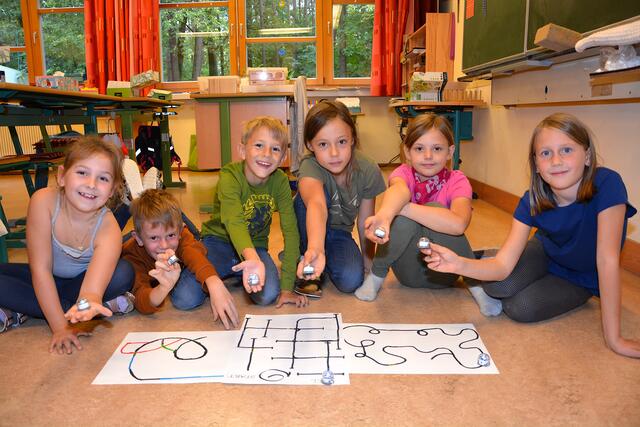 Bauen, programmieren und codieren: Den Schülerinnen und Schülern der VS Großsteinbach macht die unverbindliche Übung großen Spaß.