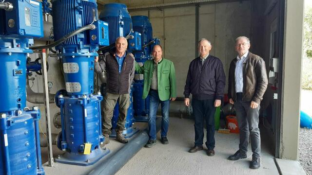 Obmann Herbert Gaunerstorfer, Bürgermeister Gregor Iser, Obmann-Stellvertreter Leo Regner und GF Marchfeldkanal Wolfgang Neudorfer freuen sich über die neue Pumpanlage in Parbasdorf | Foto: Betriebsges. Marchfeldkanal