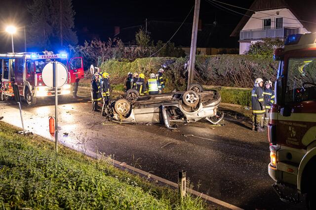 Im Ortsteil Fraham kam der 33-jährige Lenker aus unbekannter Ursache links von der Fahrbahn ab.