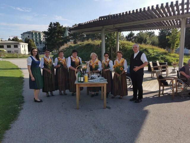 Hausleiterin Barbara Gerhart, Frieda Fraßl, Walburga Heilig, Inge Fuchs, Hermine Roßnagl, Johanna Himmer, Pauline Gschwandtner und Diakon Heinz Horst Meyer (v.l.) | Foto: Stephansheim