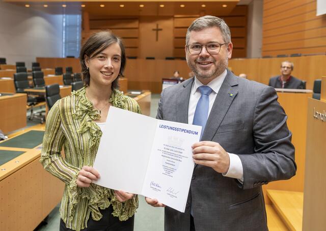 Lucia Zisser freut sich über die Verleihung der Auszeichnung durch Landesrat Ludwig Schleritzko.