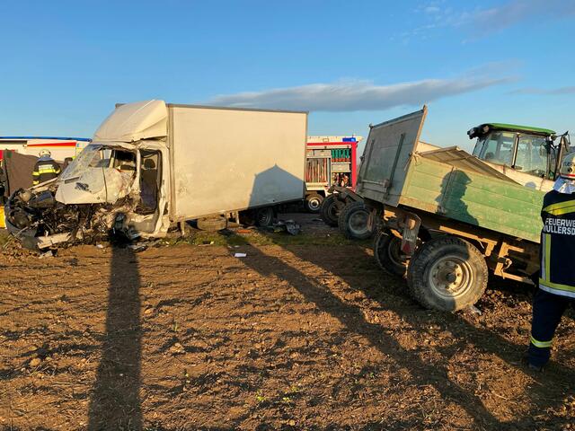 Ein Kleintransporter und ein Traktor prallten bei Altenmarkt im Thale frontal gegeneinander.