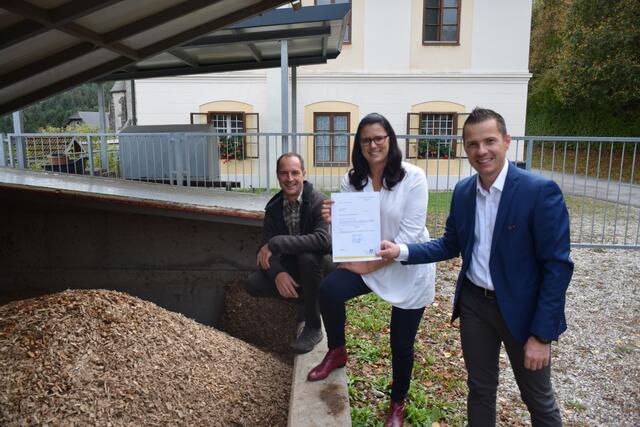 Förderübergabe in Neuhaus: Fernwärme-Betreiber Arnold Gutsche, Landesrätin Sara Schaar und Bürgermeister Patrick Skubel (v.li.)