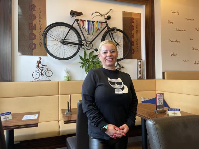 Früher gab es viele Radfahrer beim Rondell am Meidlinger Platzl, weiß Monika Busch. Deshalb auch das Rad im Café.