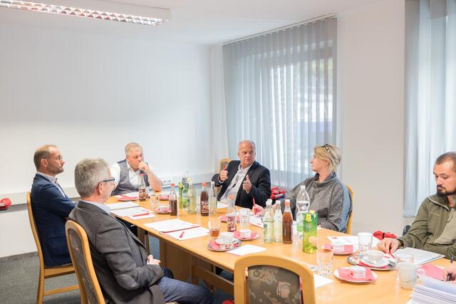 Jurywertung und Diskussion über die wirtschaftliche Lage der Region.