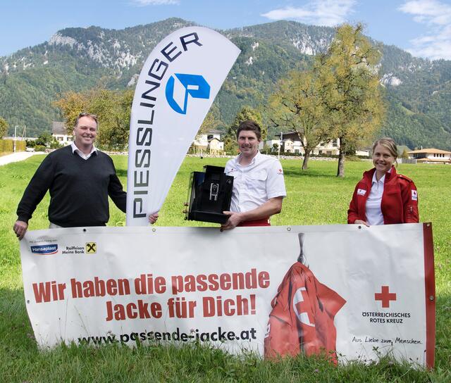 Klaus Waselmayr (Fa. Piesslinger), Benjamin Kirchweger (Ortsstellenleiter), Gudrun Kirchweger (ehrenamtliche Mitarbeiterin) (von links) | Foto: OÖRK KI