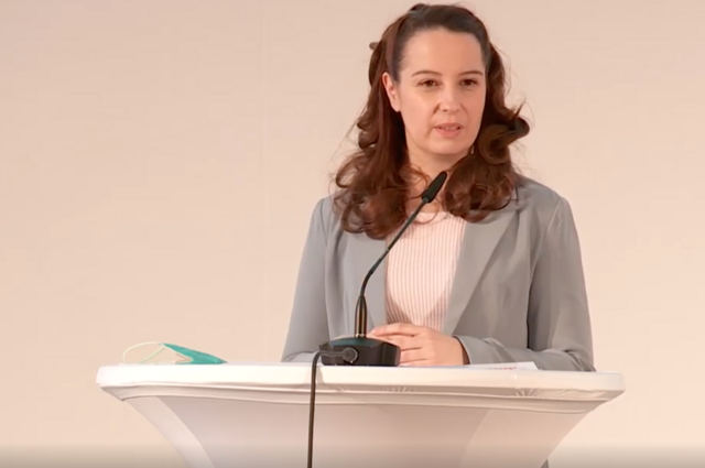 Monika Redlberger-Fritz ist Virologin an der Medizin-Universität Wien. Bei einer Pressekonferenz erklärt sie, warum sie besondres heuer dringlich zu einer Grippeimpfung rät. „Die Grippesaison steht vor der Tür, und auch wenn man sich letztes Jahr gegen Influenza hat impfen lassen, soll man heuer ab Ende Oktober, Anfang November auffrischen, denn der Impfschutz der Influenza hält nicht so lange an.“