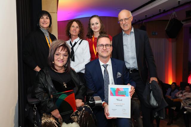 Freude bei der "Fundraiserin des Jahres" Mariann Hengl – hier mit ihrem Team und Laudator Toni Innauer.