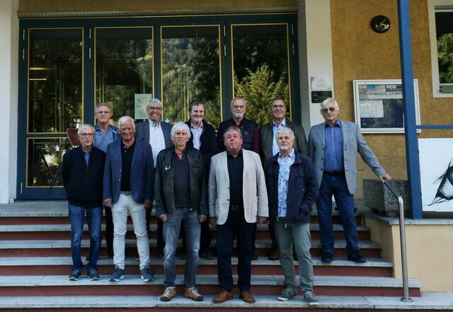 50-jähriges Maturajubiläum am Gymnasium Landeck: Franz Zangerl, Gerd Köhle, Franz Tschuggnall, Johann Zangerle (vorne v.l.), Franz Spiss, Peter Anich, Walter Lenhart, Manfred Pümpel, Hermann Juen und Georg Friedl (hinten v.l.). | Foto: Otto Siegele