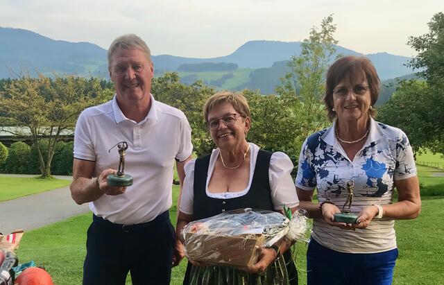 Karl Heinz Smole, GSV-Präsidentin Angelika Hirschberger und Maria Smole bei der Siegerehrung
