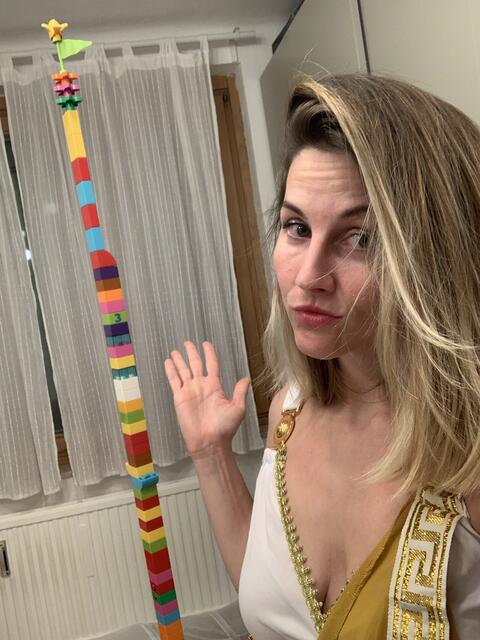 Doris vor dem hohen Turm aus Lego