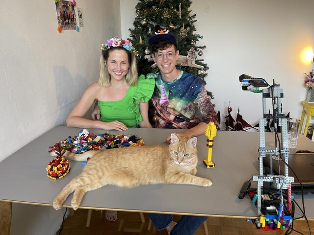 Doris und Oliver teilen ihre Leidenschaft für Lego. Kater Pumbaa ist stets mit dabei.