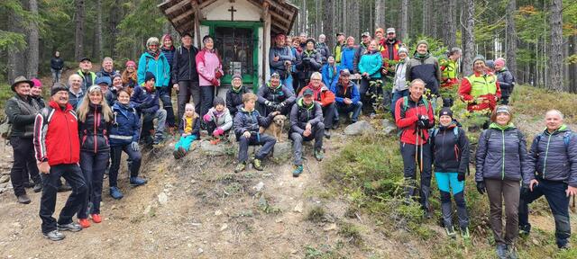 Mehr als 50 Naturfreunde-Mitglieder beteiligten sich am "Tag des offenen Forstgutes Pichl" in Mitterdorf.