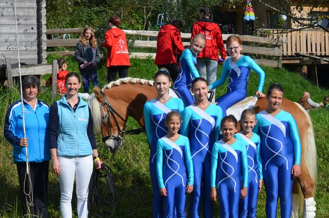 Zauberhaft wie immer - Voltipferd SARATOGA mit der Voltigruppe des SURV Waldzell

li im Bild:
Lisi &amp; Julia Stallinger | Foto: Julia Stallinger / Matthias Krautgartner