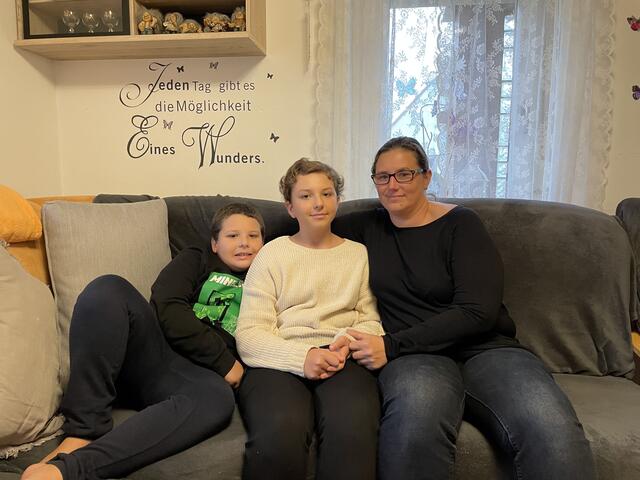 Die Buchkirchnerin Jitka Penzenstadler muss sich alleine um ihre beiden Kinder Hermann (8) und Melanie (12) kümmern.  | Foto: BRS/Jakaubek
