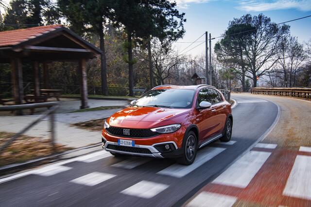 Außen trägt das Facelift des Fiat Tipo Cross stolz das neue Logo vor sich her, innen wurde er technologisch auf neuesten Stand gebracht.