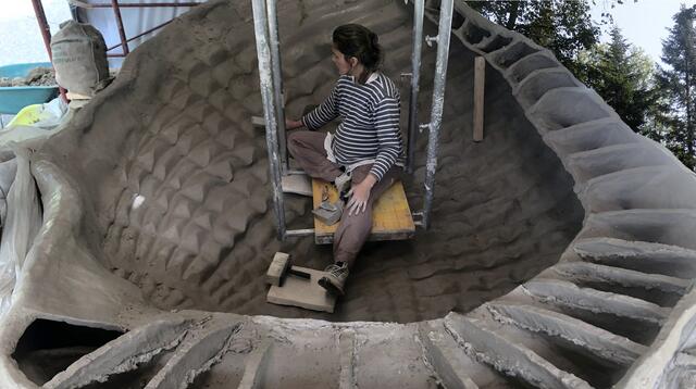 Marie Janssen bei der Ausgestaltung des "Meerohres" vor dem Rossstall Hoillenegg | Foto: Carolina_Revertera copia