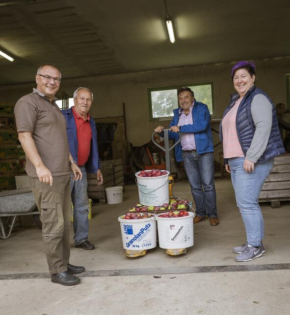 Gerhard Köppel und sein Vater Gerhard Köppel, Bruno Stutzenstein und Christina Köppel waren fleißig und bringen ihr frisch geerntetes Obst zur Annahmestelle.