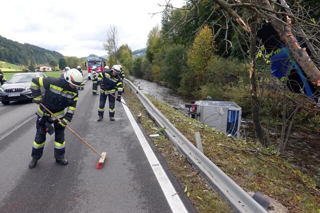 Der Klein-Lkw landete im Bach.