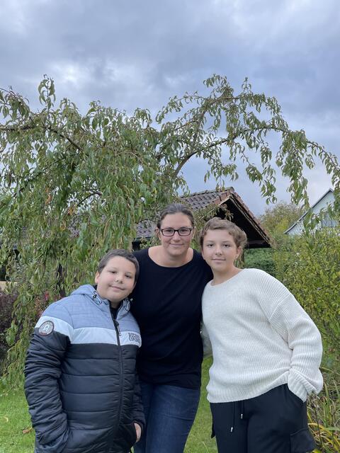 Die Buchkirchnerin Jitka Penzenstadler muss sich alleine um ihre beiden Kinder Hermann (8) und Melanie (12) kümmern.  | Foto: BRS/Jakaubek