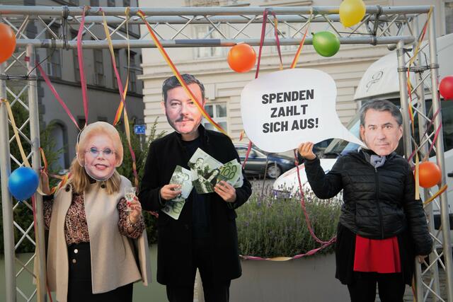 Die Aktivistinnen als Heidi Horten, Rene Benko und Michael Tojner.