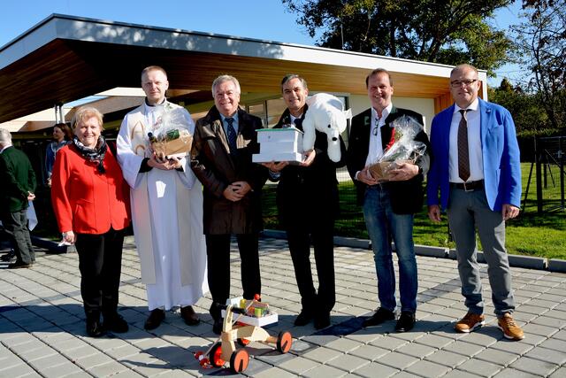 Stolz über die neue Kinderkrippe: Bürgermeister Wolfgang Dolesch und Vizebürgermeisterin Franziska Pieber mit Ehrengästen, an der Spitze Landeshauptmann-Stellvertreter Anton Lang.