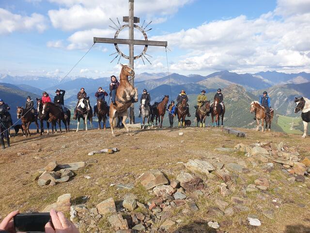 Der Grenzgang hoch zu Ross ist bereits ein beliebter Fixpunkt im Veranstaltungskalender von Pferdefreunden aus ganz Tirol | Foto: privat