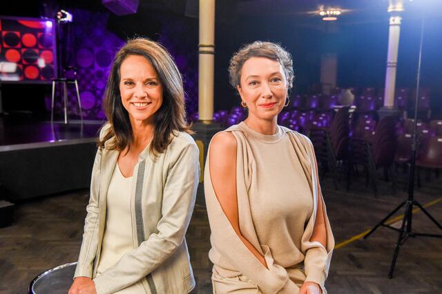 Talkshow-Moderatorin Vera Russwurm empfängt am kommenden Freitag unter anderem die niederösterreichische Schauspielerin Ursula Strauss. | Foto: Vera/ORF2