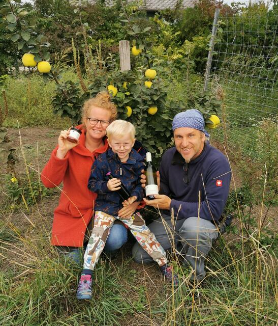  Victoria und Gernot Schreiner mit Sohn und "Saftmeister" Severin Schreiner | Foto: Bioweingut Schreiner
