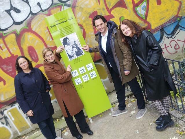 Neubaus Bezirksvize Isabelle Uhl, Kultursprecherin Ursula Berner, Bezirksvorsteher Markus Reiter und Bezirksrätin Anna Babka (v.l., alle Grüne) bei der Eröffnung am Spittelberg.