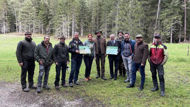 In Telfs wird das erfolgreich umgesetzte Kooperationsprojekt des Tiroler Jägerverbandes, der Landwirtschaftskammer und der Landesforstdirektion gefeiert.