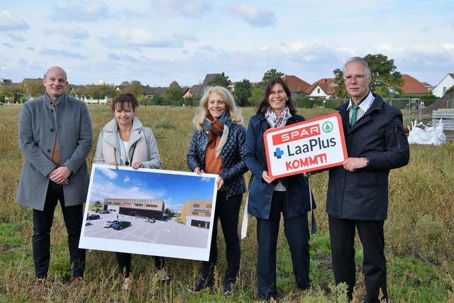 Christoph Rahming (Uniqa Generalagentur Rahming & Partner), Bürgermeisterin Brigitte Ribisch, Beate Schütz (LaaPlus), Regine Negl (SPAR) und SPAR-Kaufmann Diethard Kauder beim erfolgreichen Spatenstich zum neuen SPAR-Supermarkt in Laa.