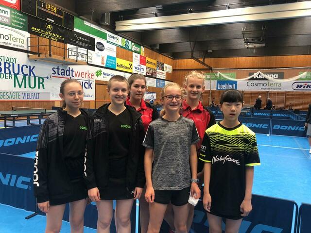 Jasmin Baumgartner (3.v.li), Pia Geineder (4.v.li) und Katharina Gstaltner (3.v.re).