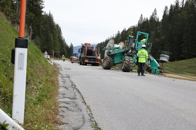 Planmäßig voran gehen die Arbeiten für die Wiederherstellung und Verbesserung des Stromnetzes. Zuletzt wurde die 30-kV-Freileitung im Bereich Kartitscher Sattel unter die Erde verlegt.