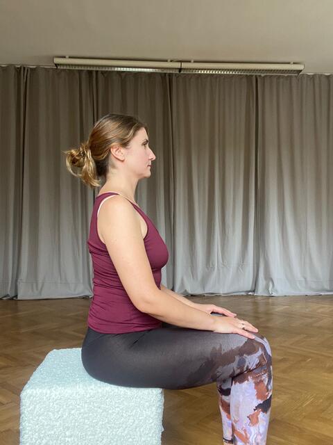 Die Übung "Katze im Sitzen" mobilisiert die Wirbelsäule.  | Foto: Mira Kuntner