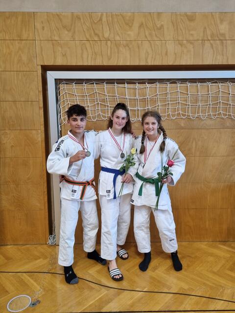 Mavie Rabl (re.) mit den weiteren Medaillengewinnern vom JZ Innsbruck, Leonie Kraft und Felix Einfinger