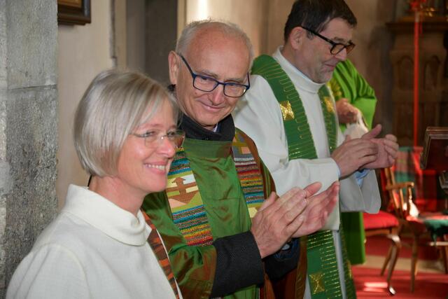 Dechant Helmut Part (Mitte) und Regionaldechant freuen sich mit Pfarrassistentin Barbara Hofwimmer über den langanhaltenden Willkommensapplaus