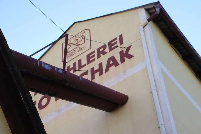 Beim Projekt KOLIBRI (kooperatives Leben, integrativ, bewusst rücksichtsvoll, individuell) wird kein fruchtbarer Acker versiegelt. Gebaut wird am Gelände einer aufgelassenen Tischlerei. | Foto: Edith Ertl