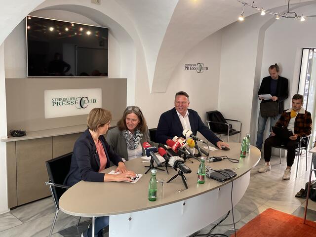 Auftritt der möglichen neuen Graz-Koalition: Elke Kahr, flankiert von Judith Schwentner und Michael Ehmann | Foto: KK