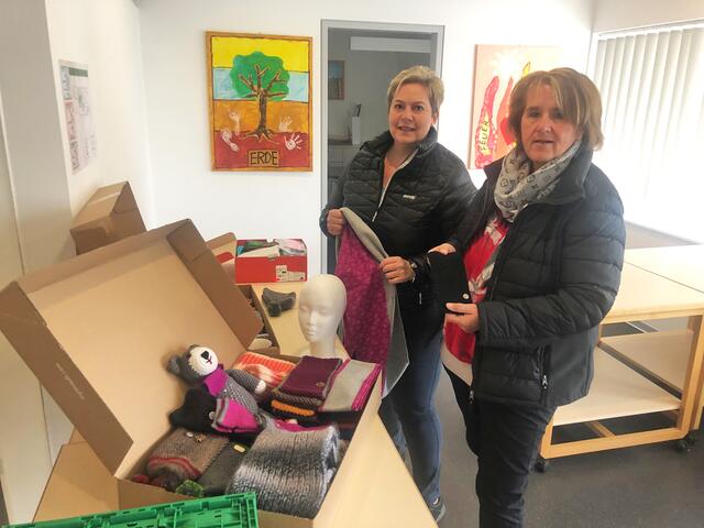 Melitta Pristovnik-Dullnigg (re.) und Helga Schlick von der Unternberger Handarbeitsrunde.