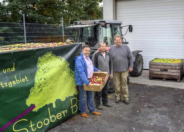 Bruno Stutzenstein, Robert Horwath, Paul Tremmel haben das Obst entgegengenommen. Paul und Robert brachten es danach nach Ungerbach.