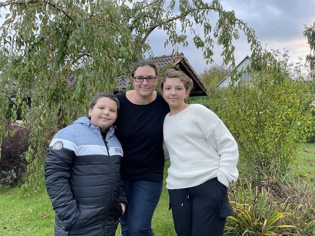 Die Buchkirchnerin Jitka Penzenstadler muss sich alleine um ihre beiden Kinder Hermann (8) und Melanie (12) kümmern.  | Foto: BRS/Jakaubek