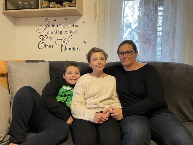 Die Buchkirchnerin Jitka Penzenstadler muss sich alleine um ihre beiden Kinder Hermann (8) und Melanie (12) kümmern.  | Foto: BRS/Jakaubek