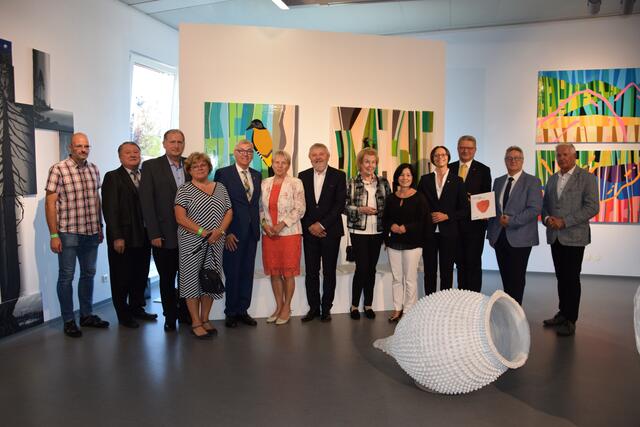 Die Bürgermeister Karl Harrer und Jan Váňa, Margit Göll, Frantisek Stangl, Hermann Dikowitsch und weitere Ehrengäste bei der Eröffnung.